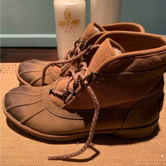 UGG Brown Rain and Snow Boots with Rubber Sole and Leather Upper - Picture 4 of 9